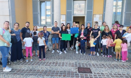Problemi nelle scuole: i genitori protestano davanti al municipio