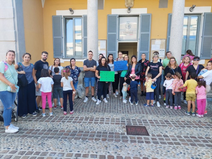 Problemi nelle scuole: i genitori protestano davanti al municipio