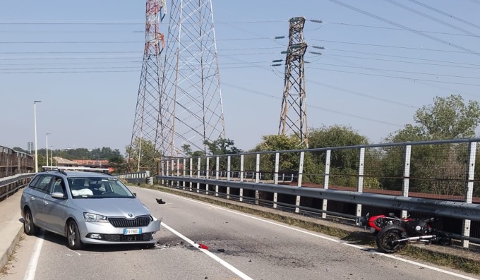 Frontale fra auto e moto sul ponte: sul posto arriva l’ambulanza