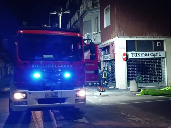 Principio di incendio in un bar spento dai pompieri