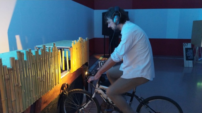 Un’installazione interattiva per raccontare la sofferenza di chi subisce sfruttamento sul posto di lavoro