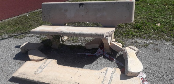 Vandali spaccano la panchina del parco