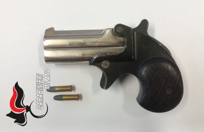 In casa aveva balestre, fionde, archi e anche una pistola: arrestato