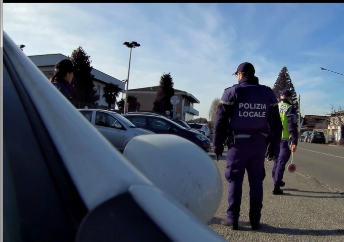 Non si ferma all’alt della Polizia Locale, ma la sua fuga finisce presto