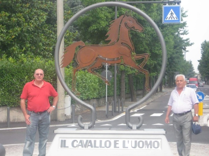 Scivola in scooter e finisce contro la scultura del cavallo