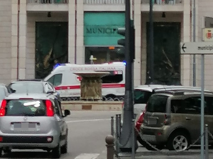 Si prendono a schiaffi vicino al municipio