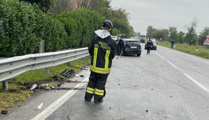 Schianto tra due auto, due feriti