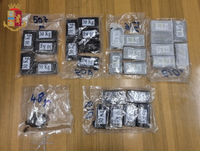 Tre chili di hashish nascosti in casa: arrestato spacciatore