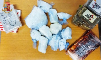 Con 4 chili di droga in auto aggredisce gli agenti: arrestato pusher 23enne
