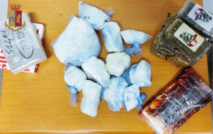 Con 4 chili di droga in auto aggredisce gli agenti: arrestato pusher 23enne