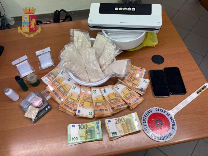 Droga e 50mila euro in contanti nascosti nel centro massaggi: arrestato 50enne