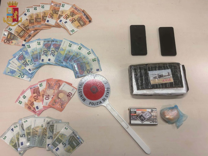 Arrestato spacciatore 22enne: nascondeva la droga nel motorino (rubato)