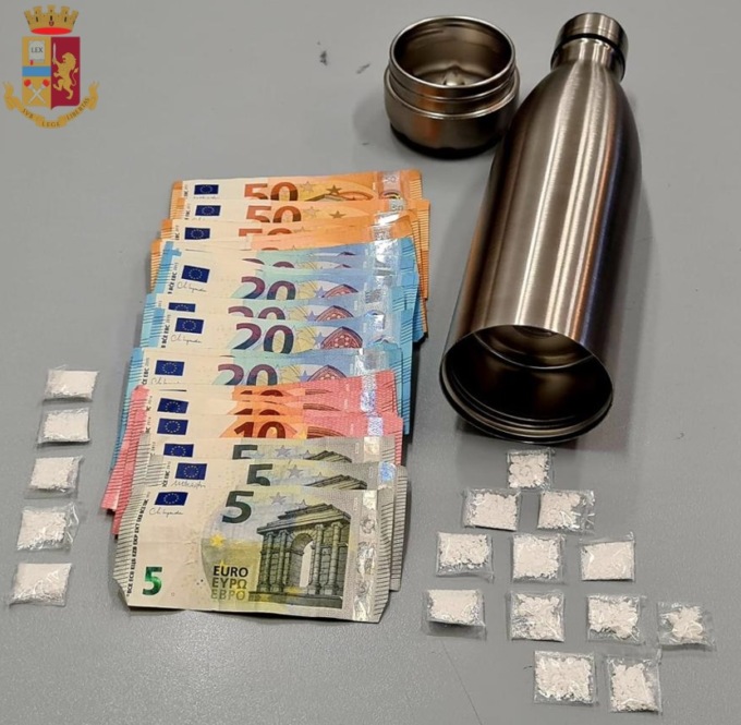 Nascondeva la droga nella borraccia: arrestato 33enne