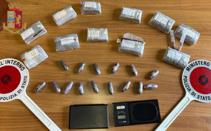 Getta la droga dalla finestra del bagno: arrestato 38enne
