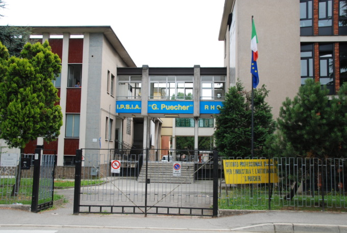 A scuola a volto coperto con fumogeni e petardi, danni al Puecher