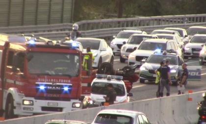 Incidente in autostrada A8, auto si ribalta