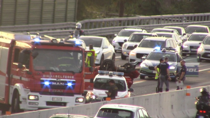 Incidente in autostrada A8, auto si ribalta