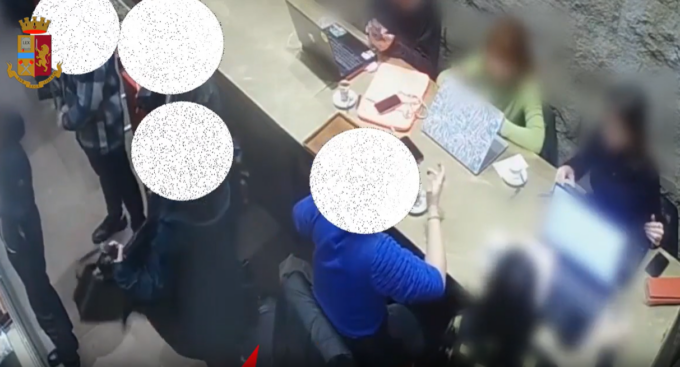 Rubano la borsa in un bar: arrestate tre persone