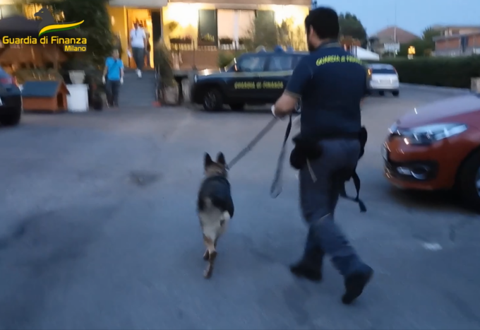 Rubavano auto e le rivendevano per comprare droga: in manette sei persone legate alla ‘ndrangheta