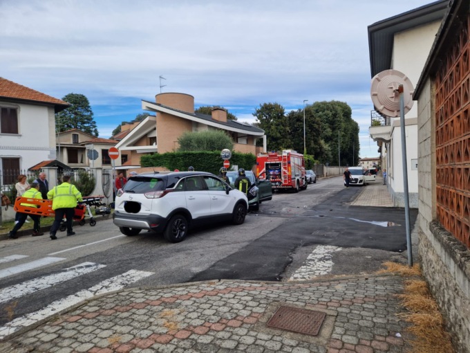 Scontro fra auto: uomo trasportato in ospedale