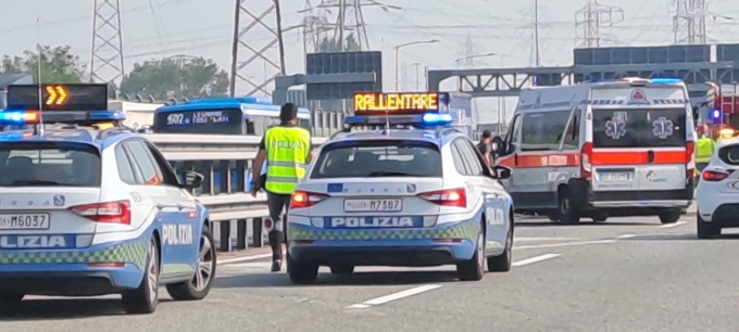 Ribaltamento lungo A8: cinque persone coinvolte