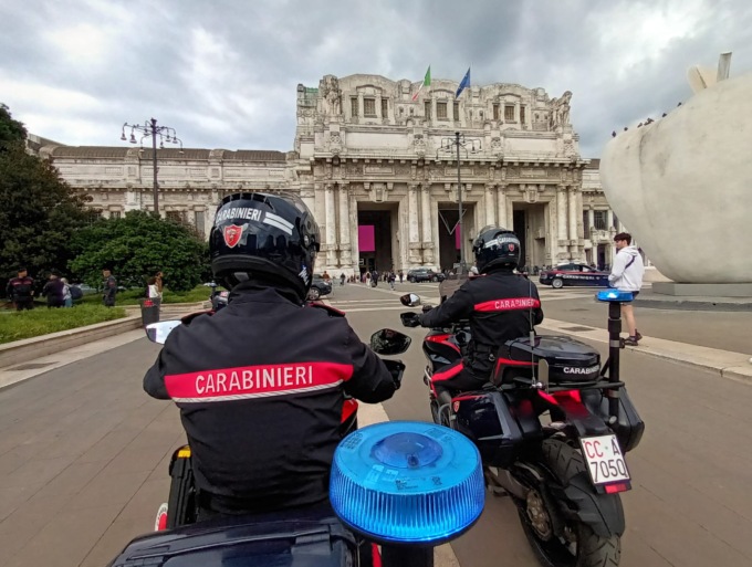 Cercano di fuggire con la refurtiva: fermati e arrestati lungo la statale