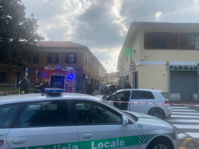 Scontro fra auto all’incrocio: arriva l’ambulanza