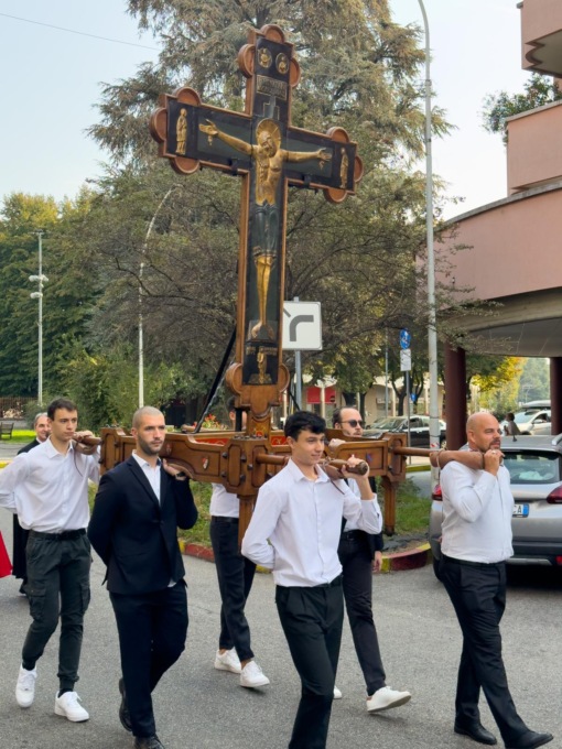 La Croce di Ariberto inizia il suo cammino a Legnarello
