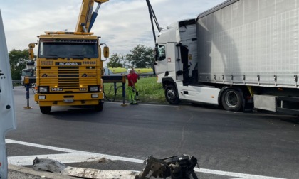 Tir finisce fuori strada ad Arluno: arrivano i soccorsi