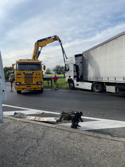 Tir finisce fuori strada ad Arluno: arrivano i soccorsi