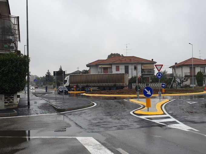 Tir “incastrato” nella nuova rotonda