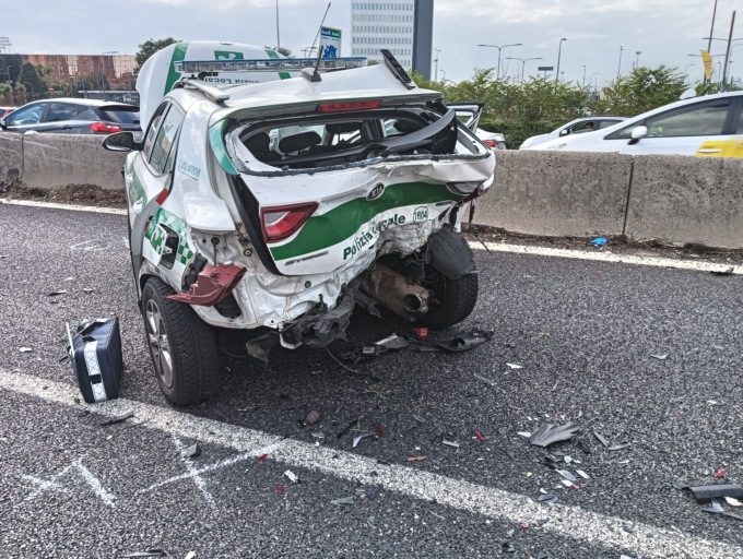 Terribile incidente, suv tampona auto della Polizia Locale