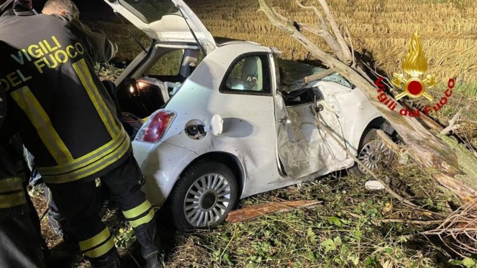 Auto contro un albero: muore una 46enne