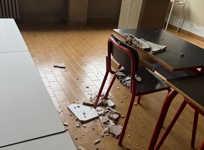 Cade il controsoffitto, aule allagate: studenti in sciopero a Bollate