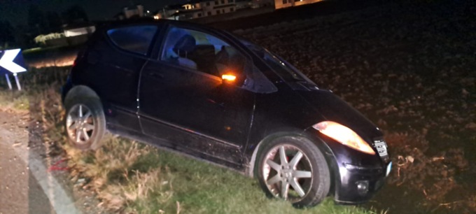 Scontro fra auto: spavento per due anziani finiti fuori strada