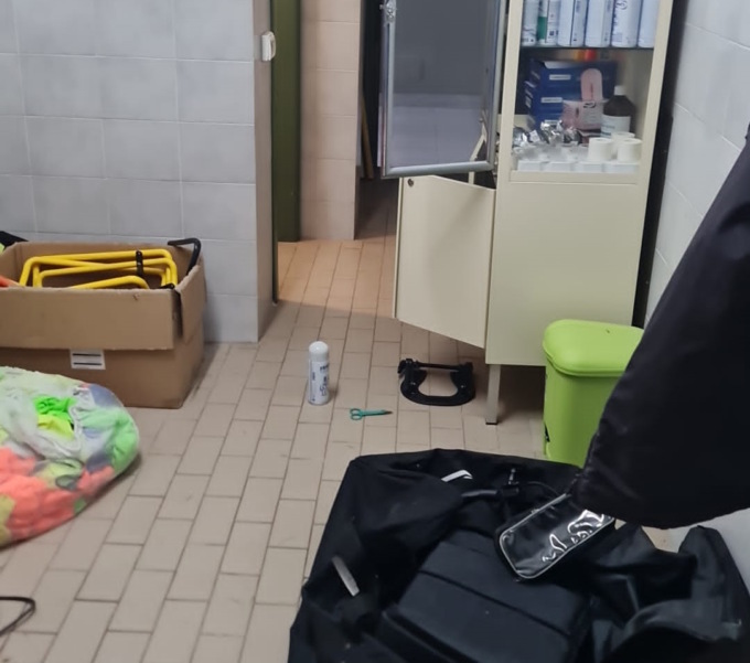 Ladri in fuga con caramelle e palloni da calcio