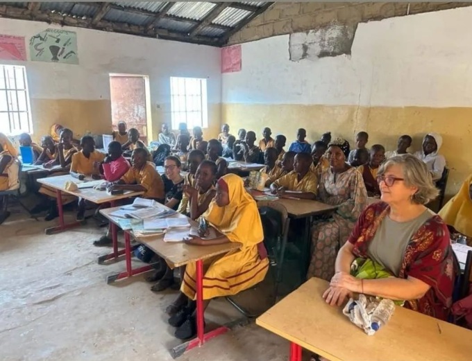 Arredi scolastici, nuova vita in Africa par banchi e sedie