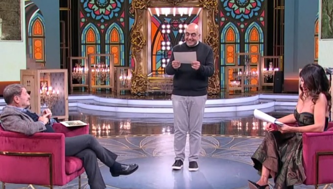 L’ex parroco don Davide Bertocchi in tv con Geppi Cucciari e Giacomo Poretti