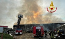 Casolare avvolto dalle fiamme: pompieri in azione