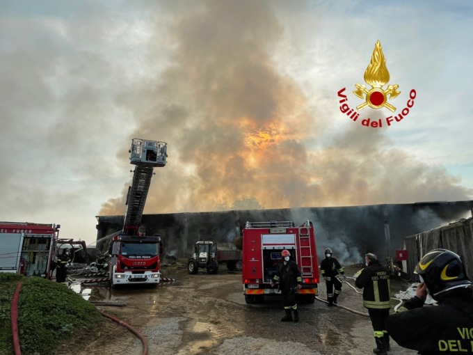 Casolare avvolto dalle fiamme: pompieri in azione