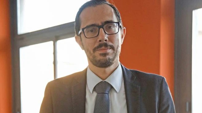 Assalto con fumogeni a scuola, il preside: “Pensavano di essere in un videogioco” VIDEO