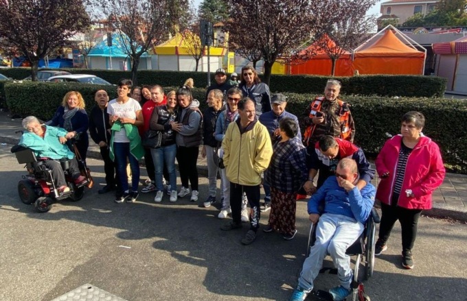 Ragazzi di Anffas sulle giostre a Bià