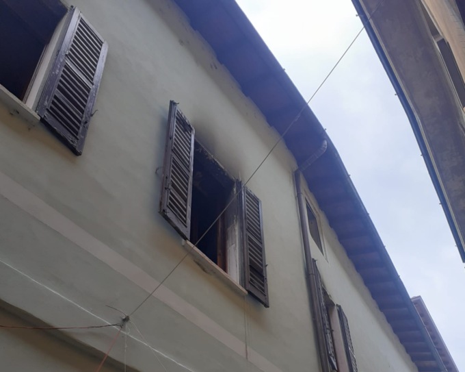 Incendio a Bià: bimbo salvato da un gruppo di ragazzi