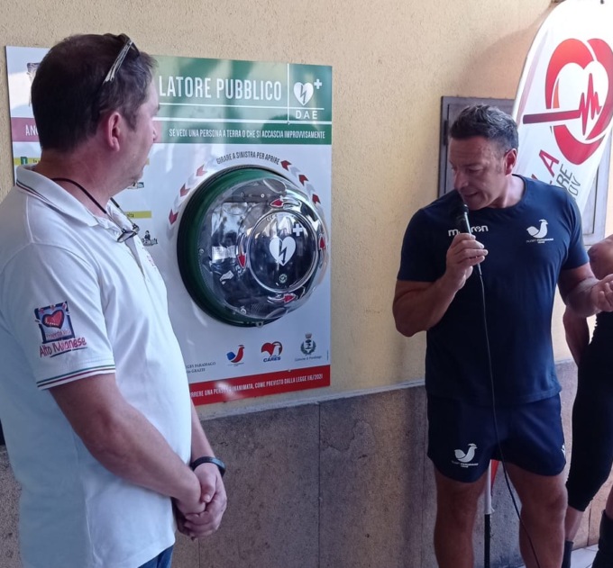 Installato il nuovo defibrillatore donato dal Rugby Parabiago