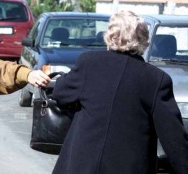 Anziana scippata cade e finisce all’ospedale