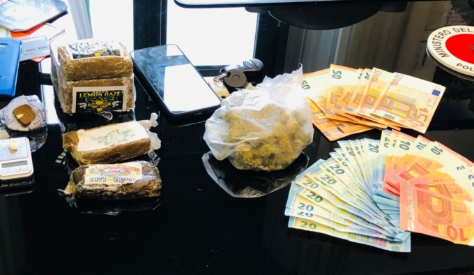 Preso lo spacciatore: in casa hashish, marijuana e cocaina
