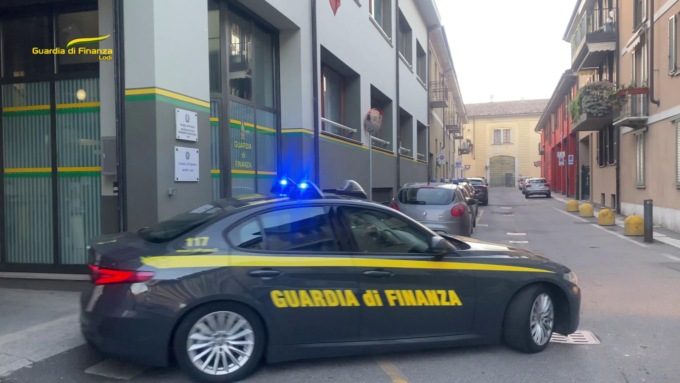 Sequestrati 84 chili di droga e migliaia di bottiglie di vino