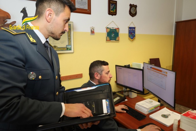 Con la truffa dei bonus edilizi compravano Ferrari e Lamborghini: denunciati