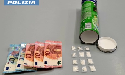 Nasconde la cocaina nelle patatine: arrestato pusher