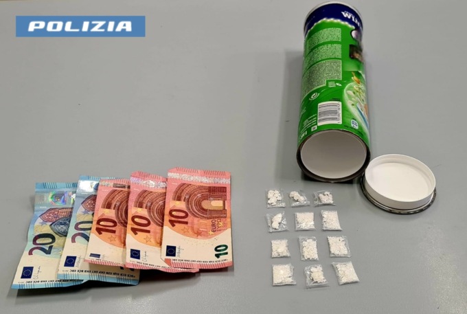 Nasconde la cocaina nelle patatine: arrestato pusher